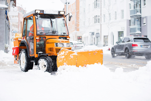 Schneepflug räumt die Straßen in der Stadt, Winterdienst Schneepflug räumt die Straßen in der Stadt, Winterdienst